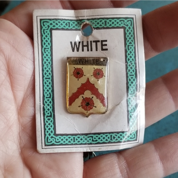 Vintage White family crest pin lapel enamel brooch coat of arms - Picture 2 of 5